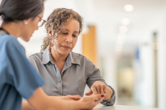 Doctor shows patient phone (FatCamera)_3